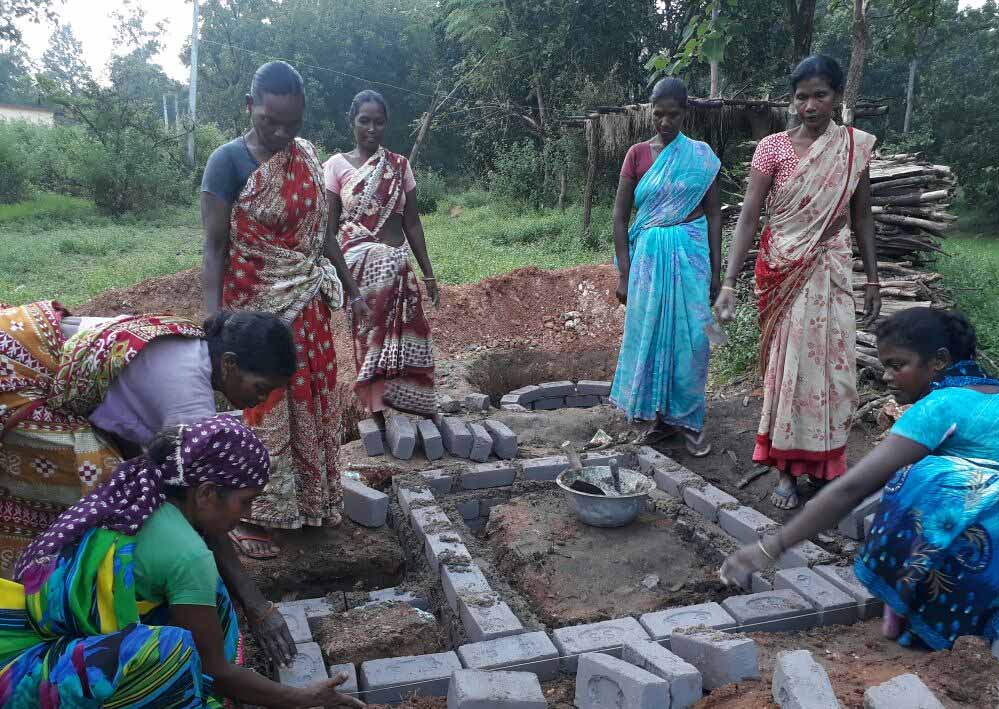 अम्बिकापुर : दरिमा में 35 ग्रामीणों को मिला राजमिस्त्री एवं रानी मिस्त्री का हुनर