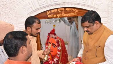 रायपुर : स्कूल शिक्षा मंत्री गजेन्द्र यादव ने धमतरी में माँ विंध्यवासिनी मंदिर में की पूजा-अर्चना