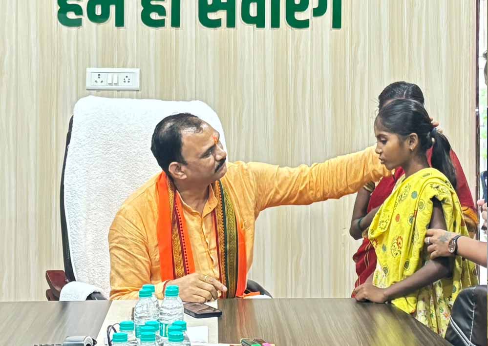 रायपुर : ‘पापा, मैं ठीक हो जाऊंगी ना?’ – दिल की बीमारी से जूझ रही मासूम शांभवी गुरला का सवाल रायपुर : ‘पापा, मैं ठीक हो जाऊंगी ना?’ – दिल की बीमारी से जूझ रही मासूम शांभवी गुरला का सवाल