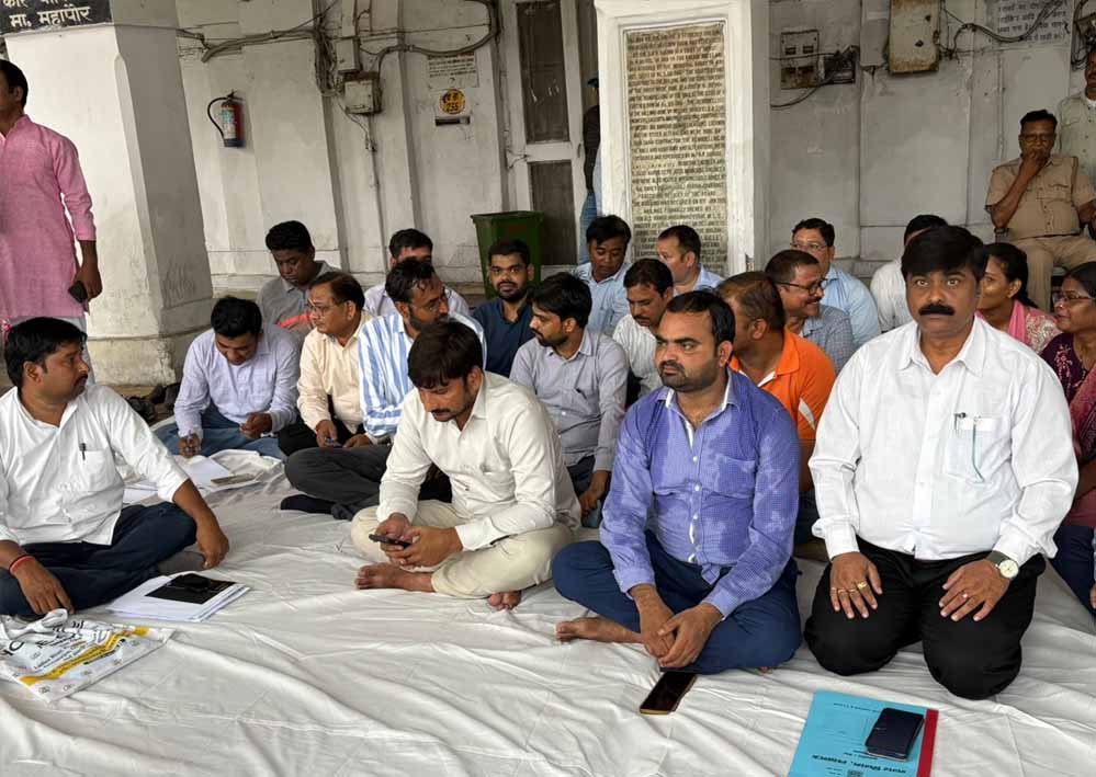 अवैध कब्जा हटाने गई सरकारी टीम पर ही एफआईआर,लेखपालों और नायब तहसीलदारों ने FIR खत्म करने को लेकर दिया धरना अवैध कब्जा हटाने गई सरकारी टीम पर ही एफआईआर,लेखपालों और नायब तहसीलदारों ने FIR खत्म करने को लेकर दिया धरना