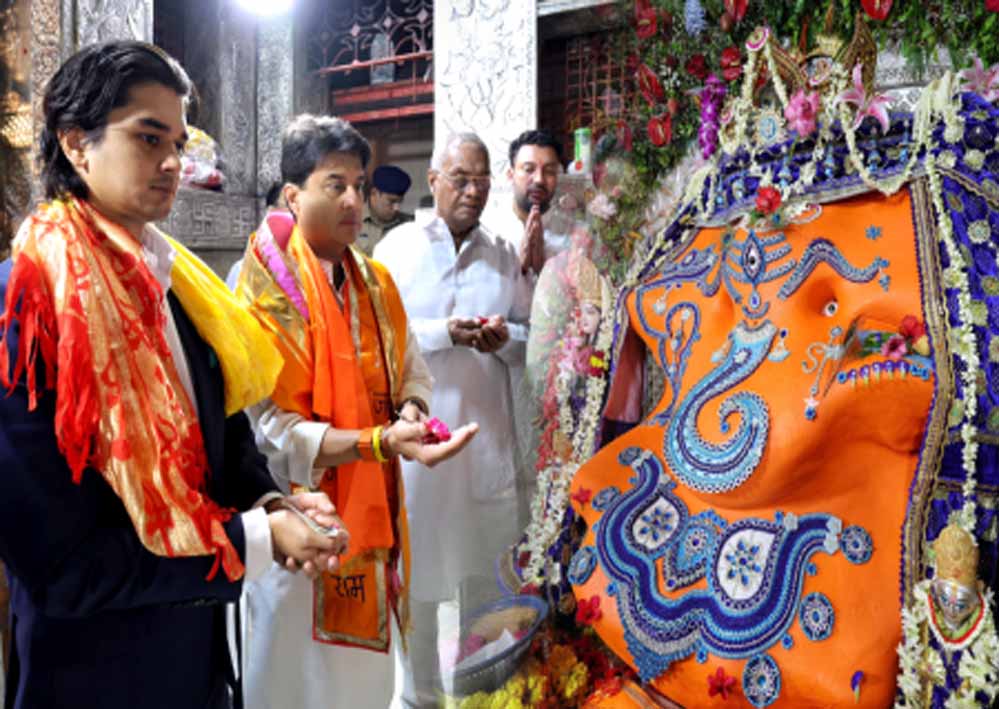 MPCA के सबसे युवा अध्यक्ष बने महा आर्यमन सिंधिया, खजराना गणेश से लिया आशीर्वाद MPCA के सबसे युवा अध्यक्ष बने महा आर्यमन सिंधिया, खजराना गणेश से लिया आशीर्वाद