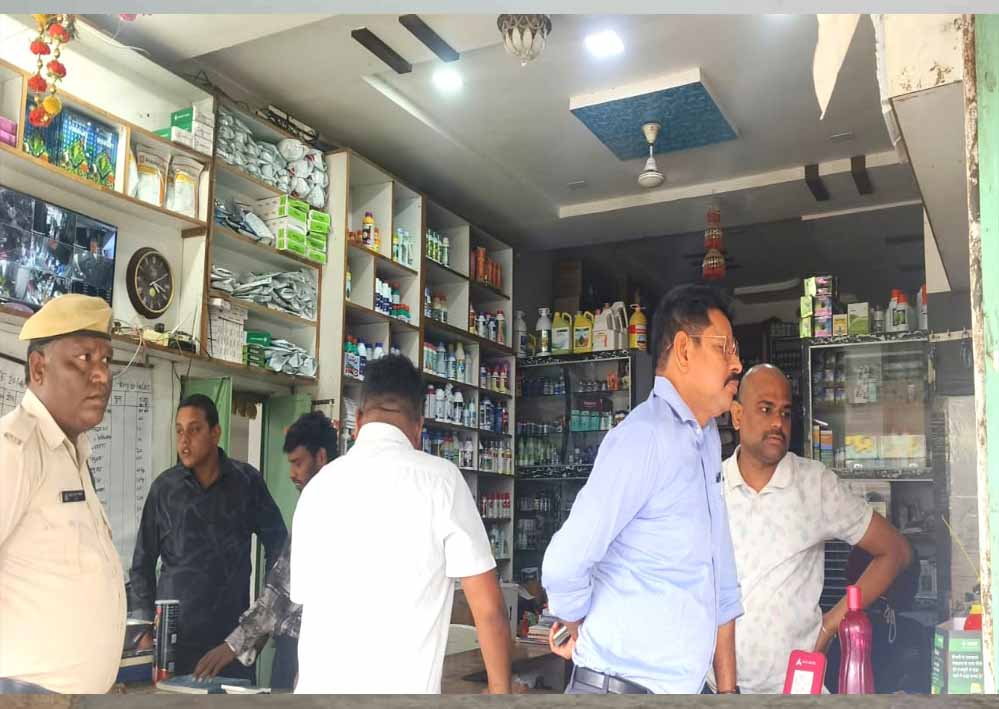 महासमुंद : बसना-पिथौरा उर्वरक दुकानों का औचक निरीक्षण महासमुंद : बसना-पिथौरा उर्वरक दुकानों का औचक निरीक्षण