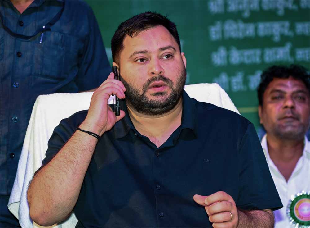 तेजस्वी यादव के PA ने नहीं उठाया कॉल, राजद ने चुनाव में उतरने से पहले किया बड़ा फैसला तेजस्वी यादव के PA ने नहीं उठाया कॉल, राजद ने चुनाव में उतरने से पहले किया बड़ा फैसला