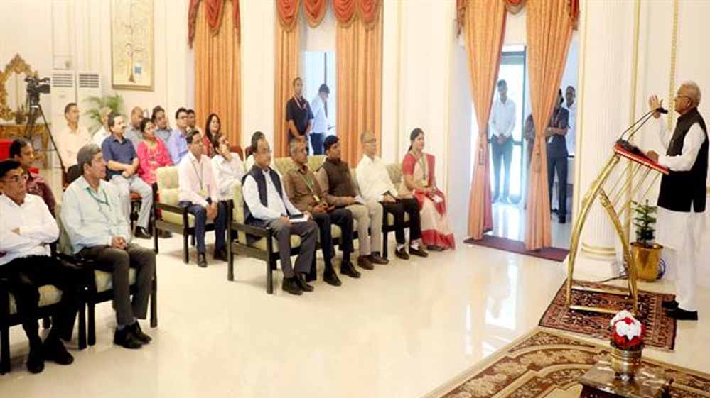 अपने अनुभव और प्रयासों से वंचित और गरीबों की मदद करें : राज्यपाल पटेल