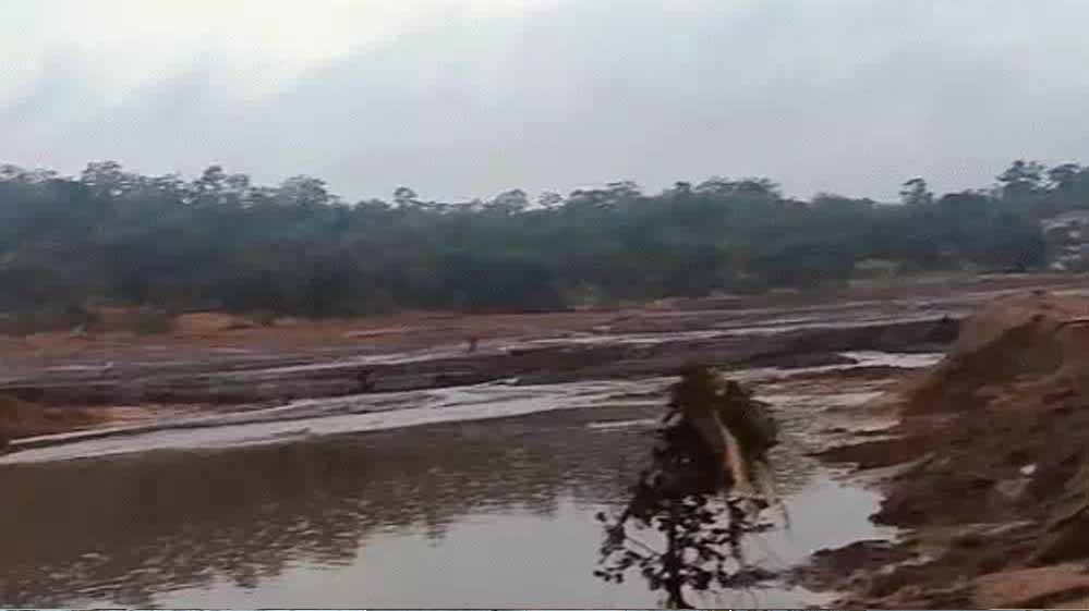 छत्तीसगढ़ में डैम फटा, 8 बह गए, 4 की मौत, गांवों में बाढ़ का कहर छत्तीसगढ़ में डैम फटा, 8 बह गए, 4 की मौत, गांवों में बाढ़ का कहर