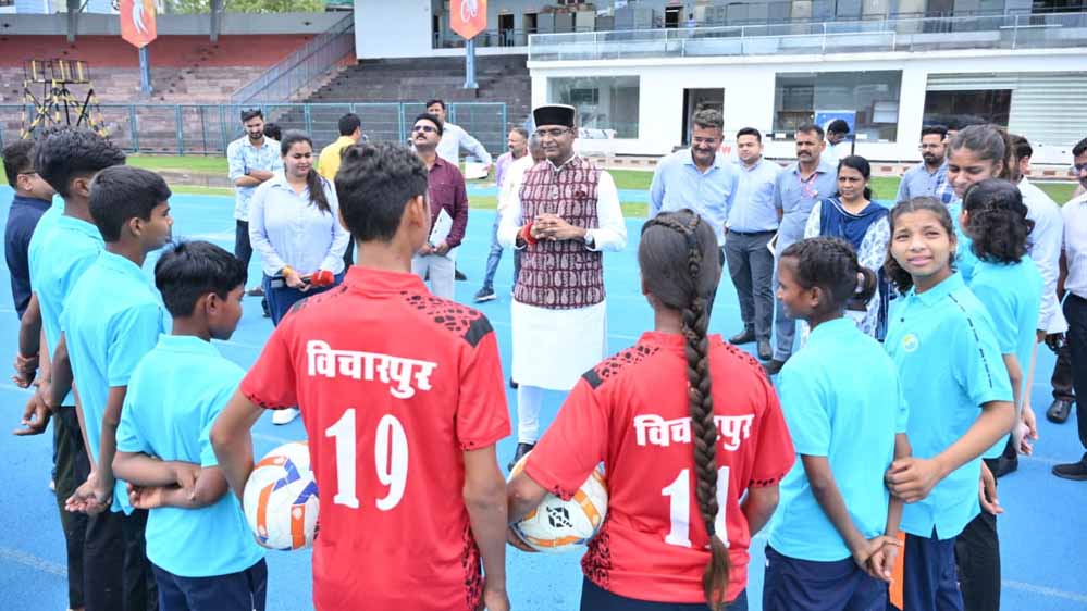 मंत्री सारंग ने ‘मिनी ब्राजील’ विचारपुर टीम के खिलाड़ियों से की मुलाकात