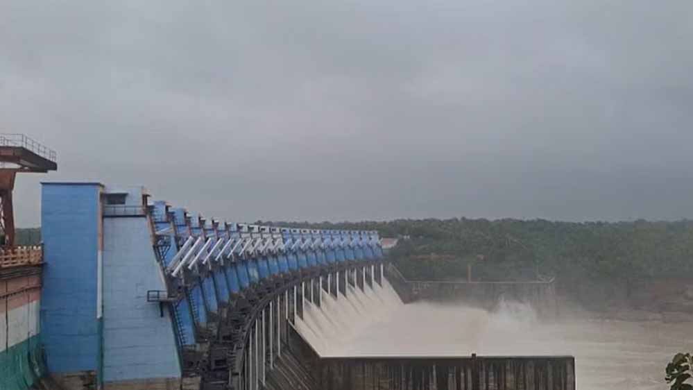 ओंकारेश्वर बांध के 23 में से 21 गेट 35.5 मीटर तक खोले, नर्मदा नदी उफान पर, प्रशासन हुआ अलर्ट
