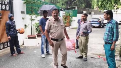 भोपाल के शारिक मछली का गुर्गा दिल्ली में NHRC मेंबर को मिठाई देकर मनाने पहुंचा