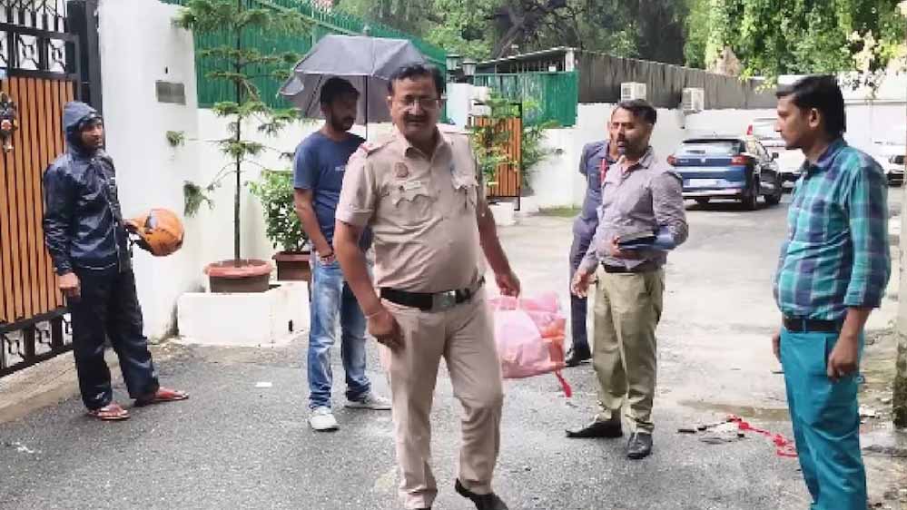 भोपाल के शारिक मछली का गुर्गा दिल्ली में NHRC मेंबर को मिठाई देकर मनाने पहुंचा भोपाल के शारिक मछली का गुर्गा दिल्ली में NHRC मेंबर को मिठाई देकर मनाने पहुंचा