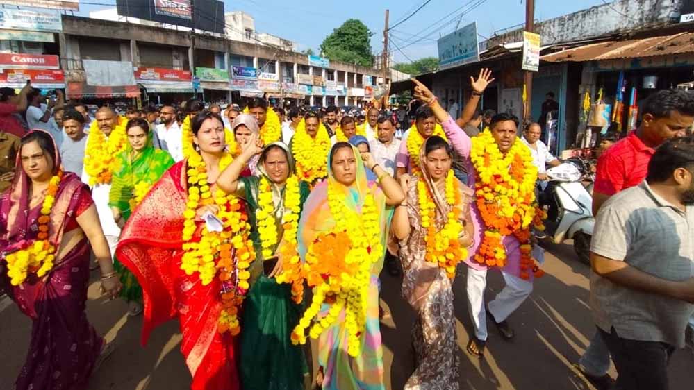 शिवपुरी नगर पालिका में सियासी संकट: 18 पार्षदों के इस्तीफे अमान्य, अध्यक्ष की कुर्सी पर खतरा शिवपुरी नगर पालिका में सियासी संकट: 18 पार्षदों के इस्तीफे अमान्य, अध्यक्ष की कुर्सी पर खतरा