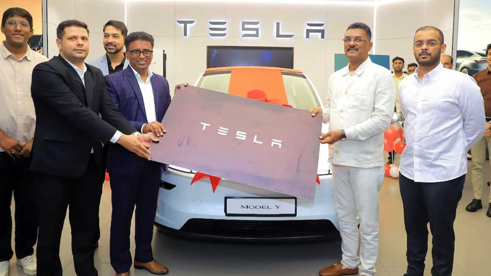 भारत में पहली TESLA डिलीवरी, मंत्री प्रताप सरनाईक ने ली चाबी, पोते को देंगे गिफ्ट