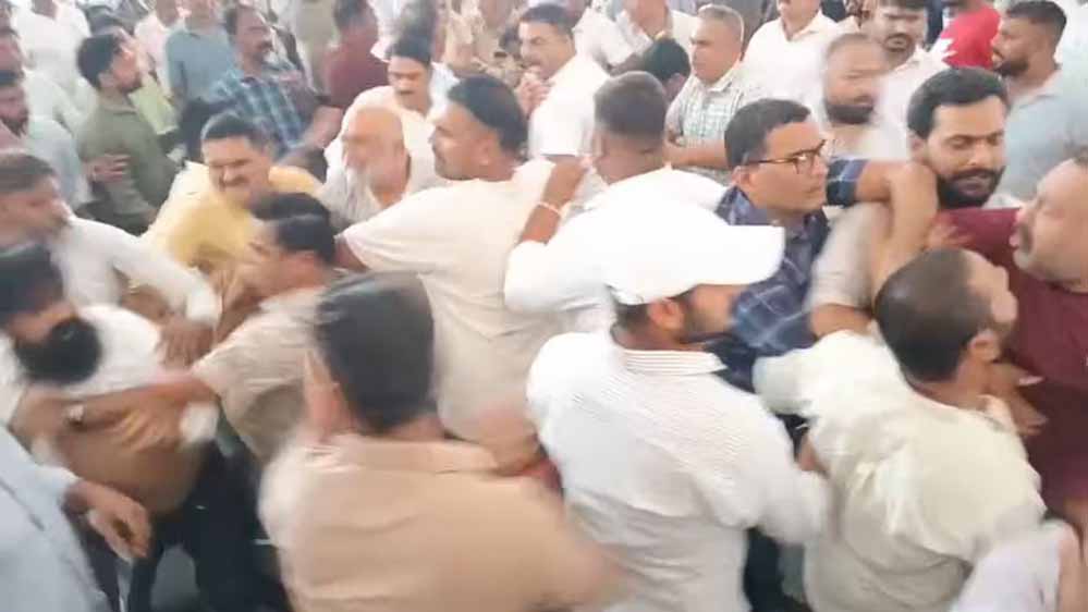 उत्तराखंड कांग्रेस की बैठक में बवाल: दो गुटों में मारपीट, वरिष्ठ नेता के फटे कपड़े