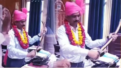 भिंड कलेक्टर संजीव श्रीवास्तव ने लहराई तलवार, विधायक संग विवाद के बाद क्षत्रिय समाज का मिला समर्थन