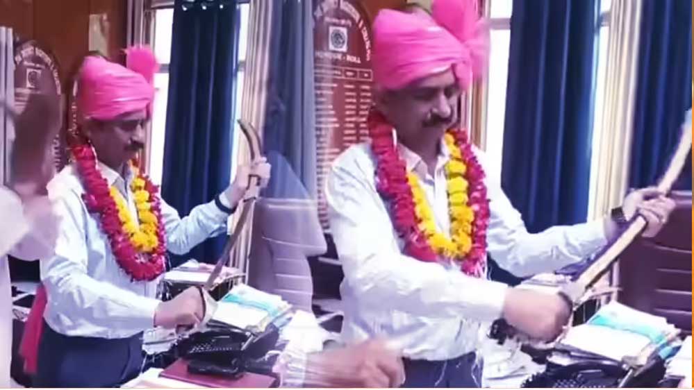 भिंड कलेक्टर संजीव श्रीवास्तव ने लहराई तलवार, विधायक संग विवाद के बाद क्षत्रिय समाज का मिला समर्थन भिंड कलेक्टर संजीव श्रीवास्तव ने लहराई तलवार, विधायक संग विवाद के बाद क्षत्रिय समाज का मिला समर्थन