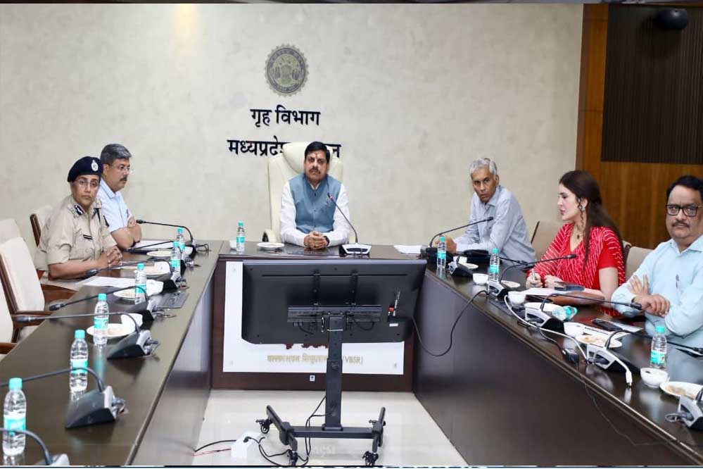 अलर्ट रहें, वर्षा के चलते सावधानी रखकर अतिरिक्त व्यवस्थाएं रखें : मुख्यमंत्री डॉ. यादव