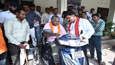 रायपुर : उप मुख्यमंत्री विजय शर्मा ने दिव्यांग युवक को दिया आगे बढ़ने का सहारा, अमर मरकाम को तत्काल मिली स्कूटी