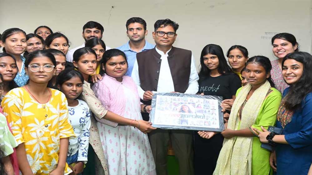 रायपुर : ‘नवगुरुकुल’ में छात्राओं से मिले वित्त मंत्री ओ.पी. चैधरी, आत्मविश्वास और सकारात्मक सोच से आगे बढ़ने की दी प्रेरणा रायपुर : ‘नवगुरुकुल’ में छात्राओं से मिले वित्त मंत्री ओ.पी. चैधरी, आत्मविश्वास और सकारात्मक सोच से आगे बढ़ने की दी प्रेरणा