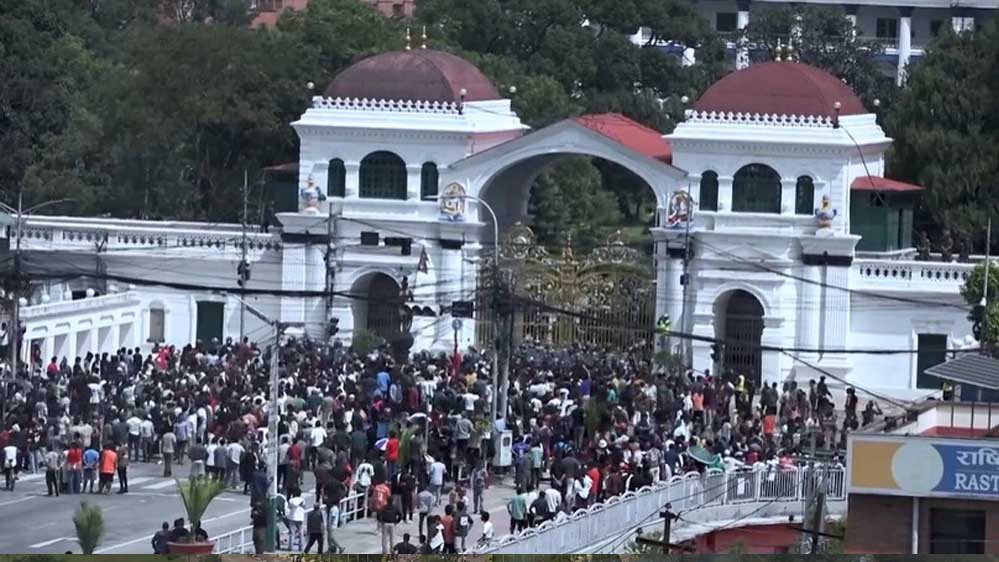 नेपाल में तख्तापलट: PM केपी शर्मा ओली ने दिया इस्तीफा, संसद भवन में आगजनी