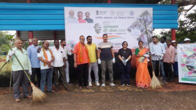 ‘‘स्वच्छता ही सेवा’’ अभियान के तहत वार्ड क्र. 04 स्थित पुरैना तालाब के सफाई का कार्य किया गया