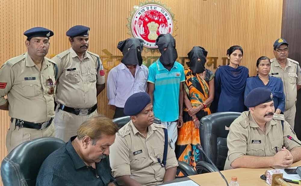 MP में सनसनी: तीसरी पत्नी ने प्रेमी संग मिलकर पति की हत्या, बोरे में भरकर कुएं में फेंकी लाश MP में सनसनी: तीसरी पत्नी ने प्रेमी संग मिलकर पति की हत्या, बोरे में भरकर कुएं में फेंकी लाश