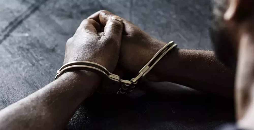 कोलकाता: 100 साल पुरानी बंदूक की दुकान पर छापा, अवैध हथियारों का कारोबार पकड़ा, तीन मालिक गिरफ्तार