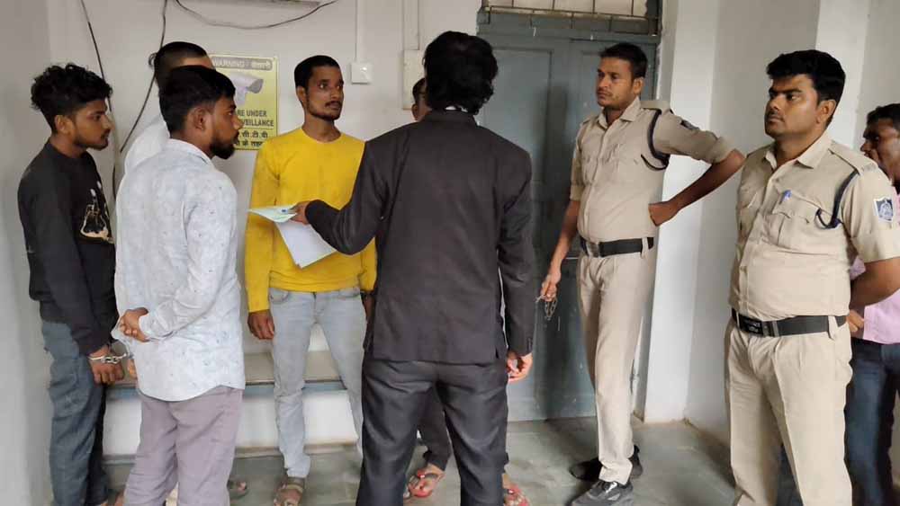 MP के मैहर में शराब तस्करी केस: भाजपा युवा मोर्चा मंडल अध्यक्ष गिरफ्तार, कार समेत 8 पेटी शराब जब्त MP के मैहर में शराब तस्करी केस: भाजपा युवा मोर्चा मंडल अध्यक्ष गिरफ्तार, कार समेत 8 पेटी शराब जब्त
