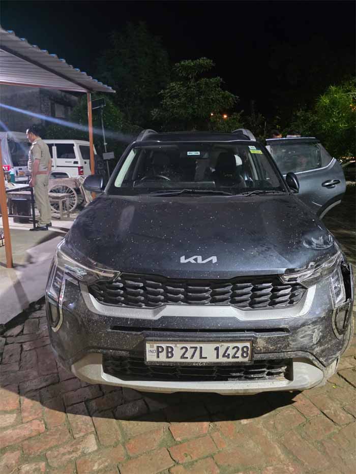 लखनऊ में आबकारी विभाग की बड़ी कार्रवाई, KIA सोनट से 473 बोतल अवैध विदेशी शराब बरामद