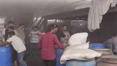 सूरत की कपड़ा मिल में धमाका, भीषण आग से 2 मजदूरों की मौत, 22 घायल