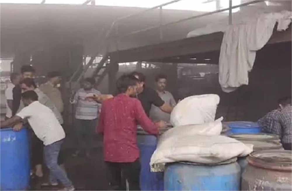 सूरत की कपड़ा मिल में धमाका, भीषण आग से 2 मजदूरों की मौत, 22 घायल सूरत की कपड़ा मिल में धमाका, भीषण आग से 2 मजदूरों की मौत, 22 घायल