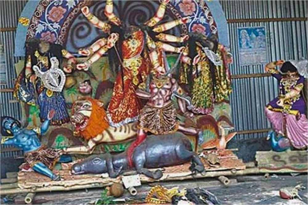 बांग्लादेश में दुर्गा पूजा से पहले हंगामा! मंदिरों पर हमला, 7 मूर्तियां तोड़ीं, जमालपुर में तनाव बांग्लादेश में दुर्गा पूजा से पहले हंगामा! मंदिरों पर हमला, 7 मूर्तियां तोड़ीं, जमालपुर में तनाव