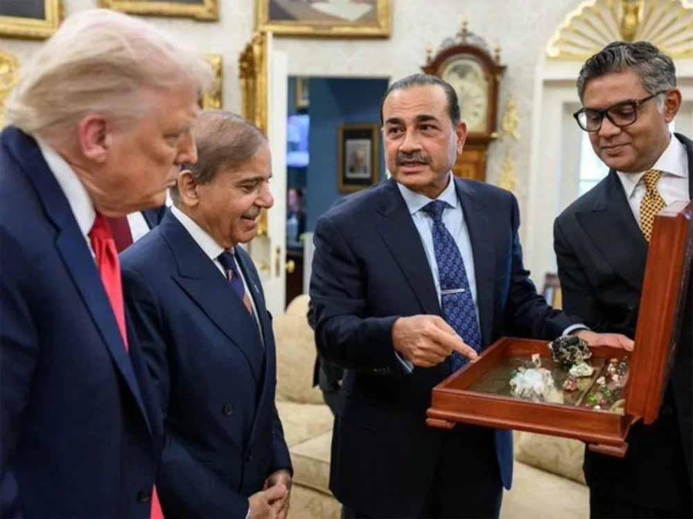 पाकिस्तान की हिचकिचाहट या मजबूरी? शहबाज-मुनीर ट्रंप से मिले खास तोहफे के साथ पाकिस्तान की हिचकिचाहट या मजबूरी? शहबाज-मुनीर ट्रंप से मिले खास तोहफे के साथ