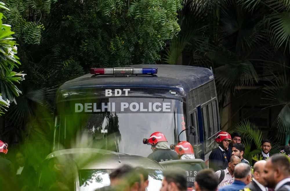 बॉम्बे हाईकोर्ट में बम धमकी, दिल्ली के बाद सख्त सुरक्षा, वकील और मुवक्किल सुरक्षित बाहर निकाले गए