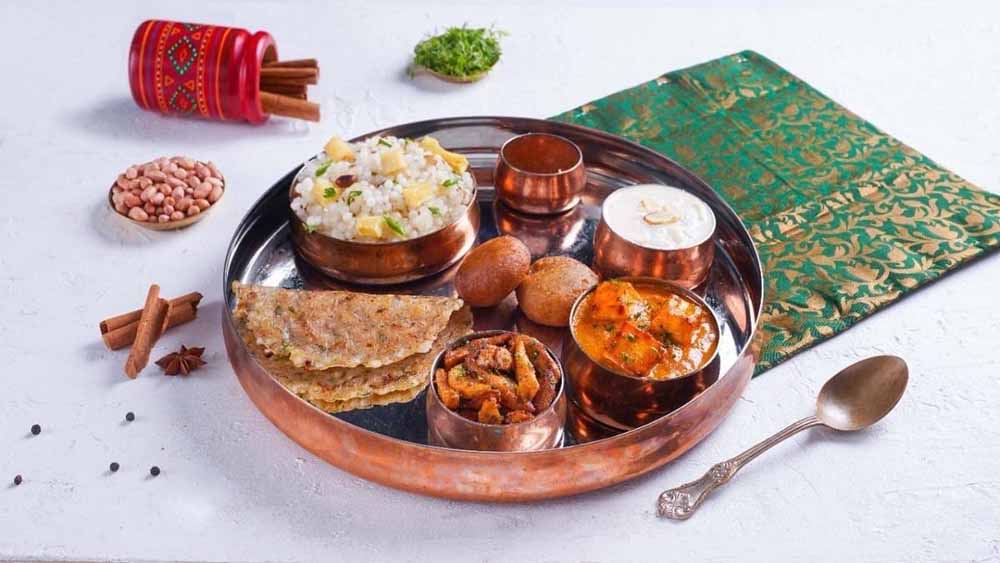 नवरात्रि में रेलवे का खास तोहफा: ट्रेन में मिलेगा स्वादिष्ट फलाहारी भोजन नवरात्रि में रेलवे का खास तोहफा: ट्रेन में मिलेगा स्वादिष्ट फलाहारी भोजन