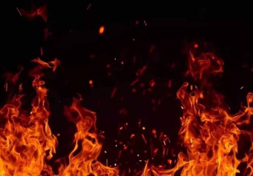 डीटीसी बस में लगी भीषण आग, मोटरसाइकिल से टक्कर के बाद यात्री बाल-बाल बचे