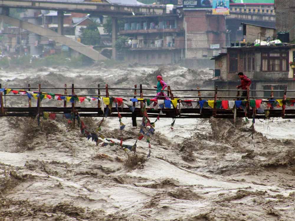 SC ने पहाड़ी राज्यों में बाढ़ पर जताई गंभीर चिंता, पेड़ कटाई पर केंद्र-राज्य सरकारों को नोटिस SC ने पहाड़ी राज्यों में बाढ़ पर जताई गंभीर चिंता, पेड़ कटाई पर केंद्र-राज्य सरकारों को नोटिस