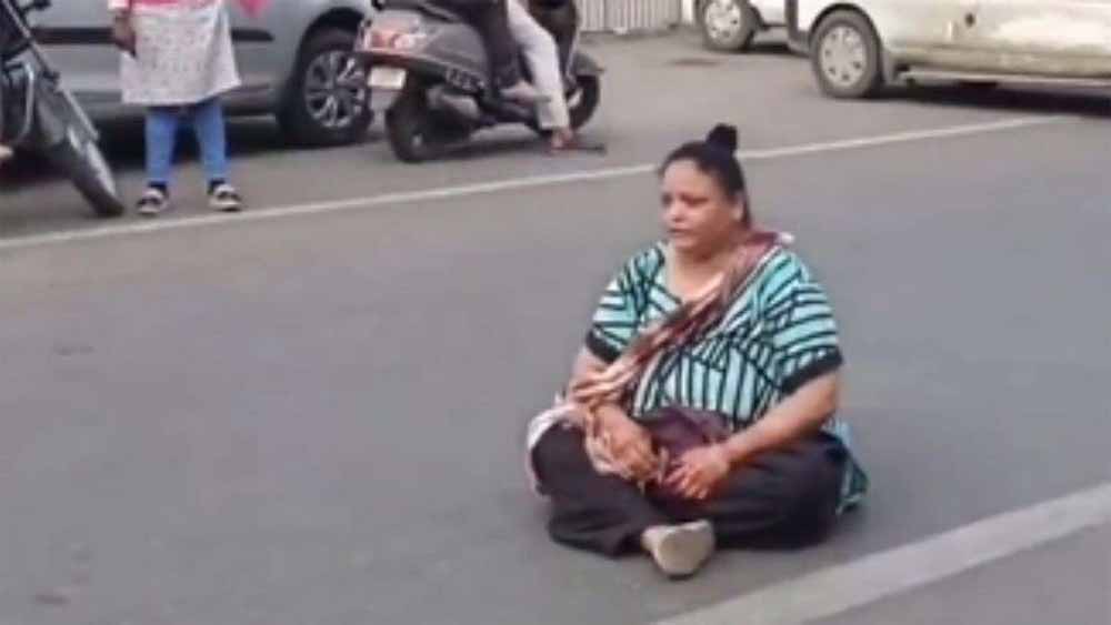 गुजरात में सड़क पर धरने पर बैठी महिला, 20 रुपये में सिर्फ 4 गोलगप्पे मिलने पर किया विरोध गुजरात में सड़क पर धरने पर बैठी महिला, 20 रुपये में सिर्फ 4 गोलगप्पे मिलने पर किया विरोध