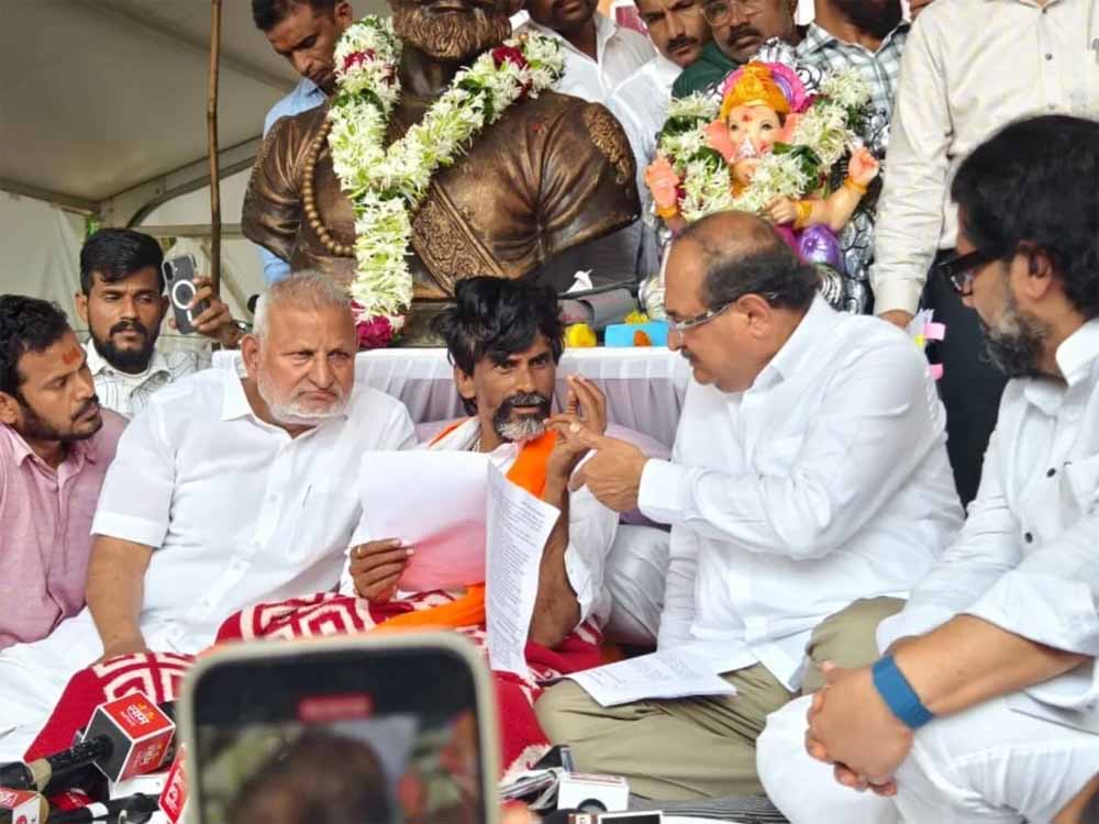 हम जीत गए: मनोज जरांगे ने आंदोलन खत्म करने का किया ऐलान, रखी एक शर्त हम जीत गए: मनोज जरांगे ने आंदोलन खत्म करने का किया ऐलान, रखी एक शर्त