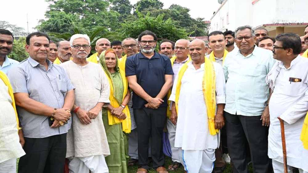 जेडीयू की दिग्गज महिला नेत्री जन सुराज में शामिल, पीके ने कराया भव्य स्वागत