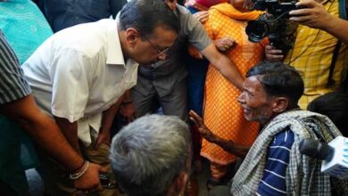 अरविंद केजरीवाल पहुंचे राहत शिविर, जनता बोलीं- पहले सब सुविधाएं मिलती थीं, अब नहीं