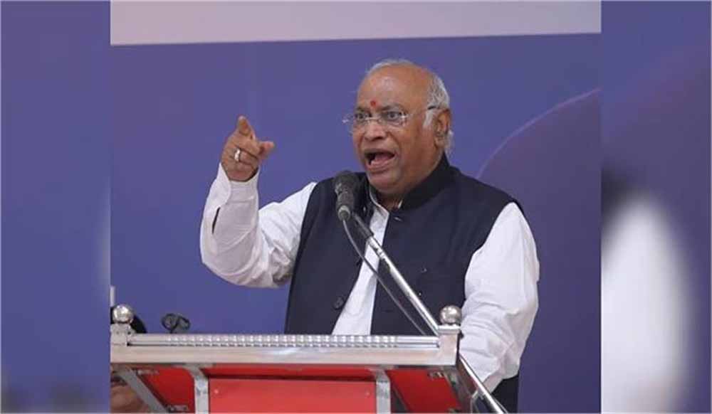 कांग्रेस पर खरगे का सख्त संदेश: काम नहीं करने वालों को तुरंत पार्टी से बाहर निकालो