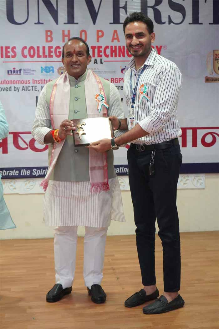 किशन सूर्यवंशी: शिक्षक छात्र-छात्राओं के साथ राष्ट्र के भी निर्माता हैं किशन सूर्यवंशी: शिक्षक छात्र-छात्राओं के साथ राष्ट्र के भी निर्माता हैं