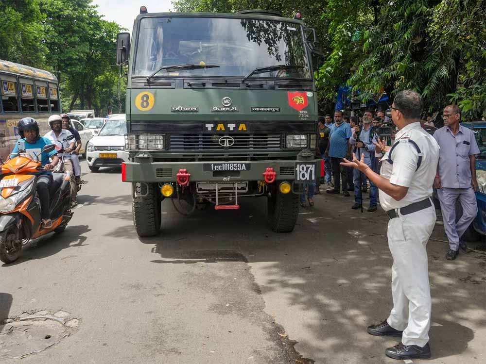 कोलकाता में पुलिस ने रोका सेना का ट्रक, TMC का मंच गिरने के अगले दिन हुई कार्रवाई