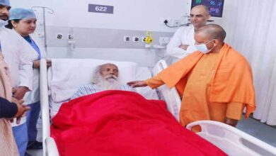 मुख्यमंत्री योगी आदित्यनाथ पहुंचे दिगंबर अखाड़ा, महंत सुरेश दास महाराज के स्वास्थ्य की ली जानकारी