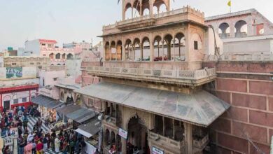 बांके बिहारी मंदिर: दर्शन समय बढ़ाने पर गोस्वामी समाज का विरोध, कहा- दबाव में लिए गए फैसले