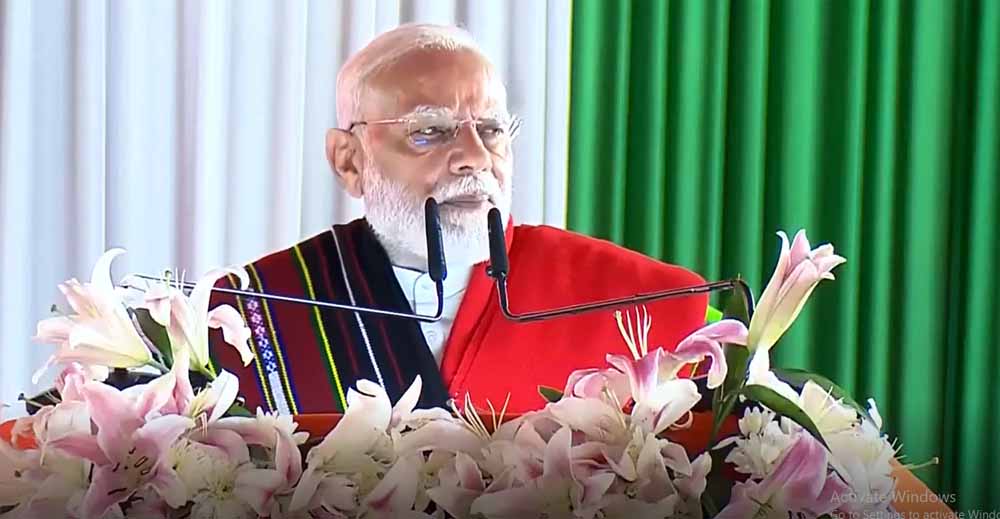 बारिश के बावजूद PM मोदी पहुँचे मणिपुर हिंसा पीड़ितों से मिलने, 65 KM की रोड ट्रिप तय की बारिश के बावजूद PM मोदी पहुँचे मणिपुर हिंसा पीड़ितों से मिलने, 65 KM की रोड ट्रिप तय की