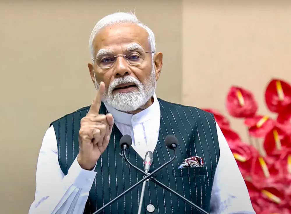 विदेशी बनाम स्वदेशी: पसीने की कीमत पर पीएम मोदी की नई सोच, RSS ने भी सराहा! विदेशी बनाम स्वदेशी: पसीने की कीमत पर पीएम मोदी की नई सोच, RSS ने भी सराहा!