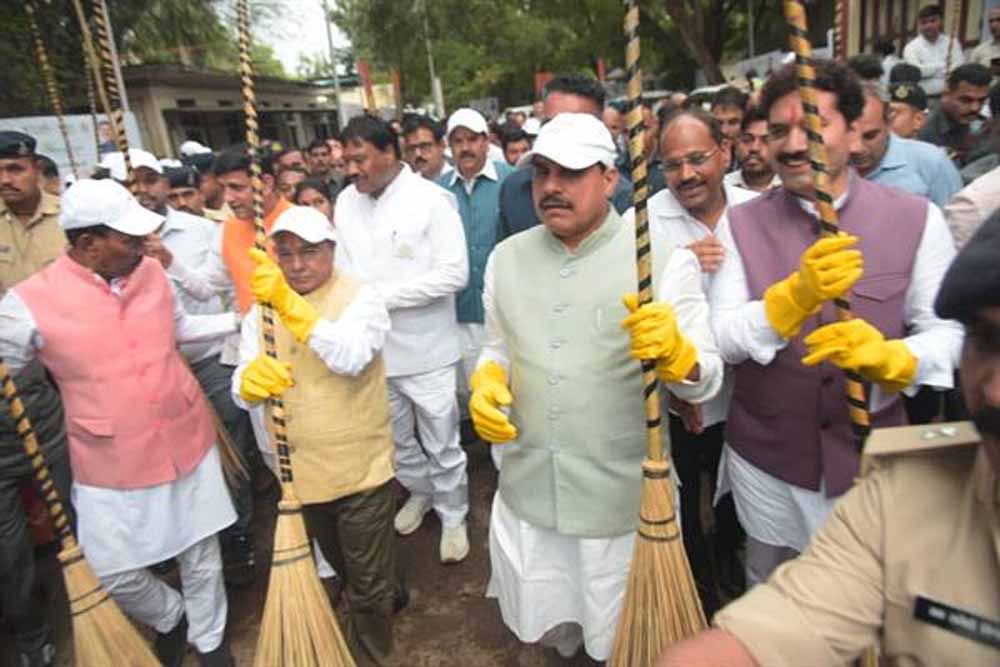 मुख्यमंत्री डॉ.यादव ने स्वच्छता के लिए श्रमदान कर स्वच्छोत्सव का किया शुभारंभ