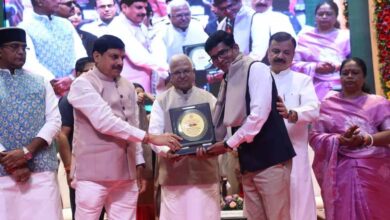 शिक्षक दिवस पर CM मोहन यादव ने किया गुरुजनों का सम्मान, देखें मेगा गिफ्ट का खुलासा! शिक्षक दिवस पर CM मोहन यादव ने किया गुरुजनों का सम्मान, देखें मेगा गिफ्ट का खुलासा!