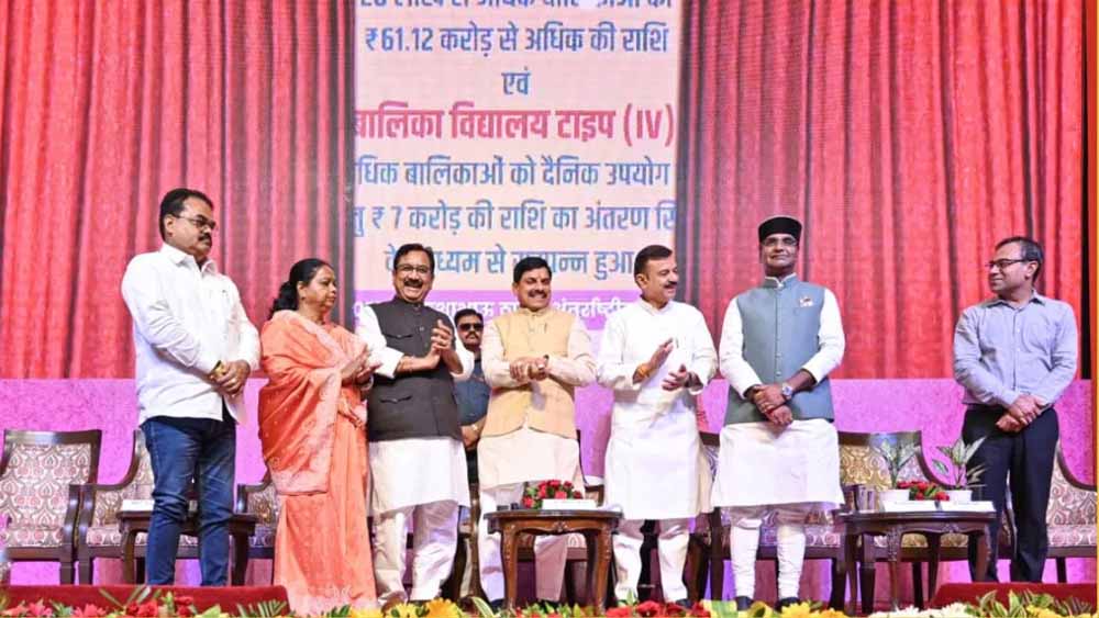 स्कूटी पाकर खिल उठे बच्चों के चेहरे, 7832 टॉपर्स को CM मोहन यादव ने दिए उपहार