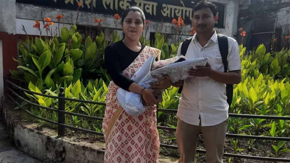 20 दिन की बेटी को गोद में लेकर डीएसपी बनीं मैहर की वर्षा, पहली रैंक से किया इतिहास!